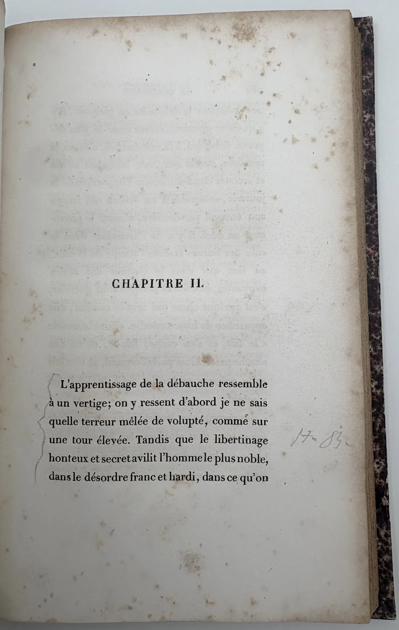 Chapitre II — accolade marginale et note manuscrite à droite, lecture non assurée.
