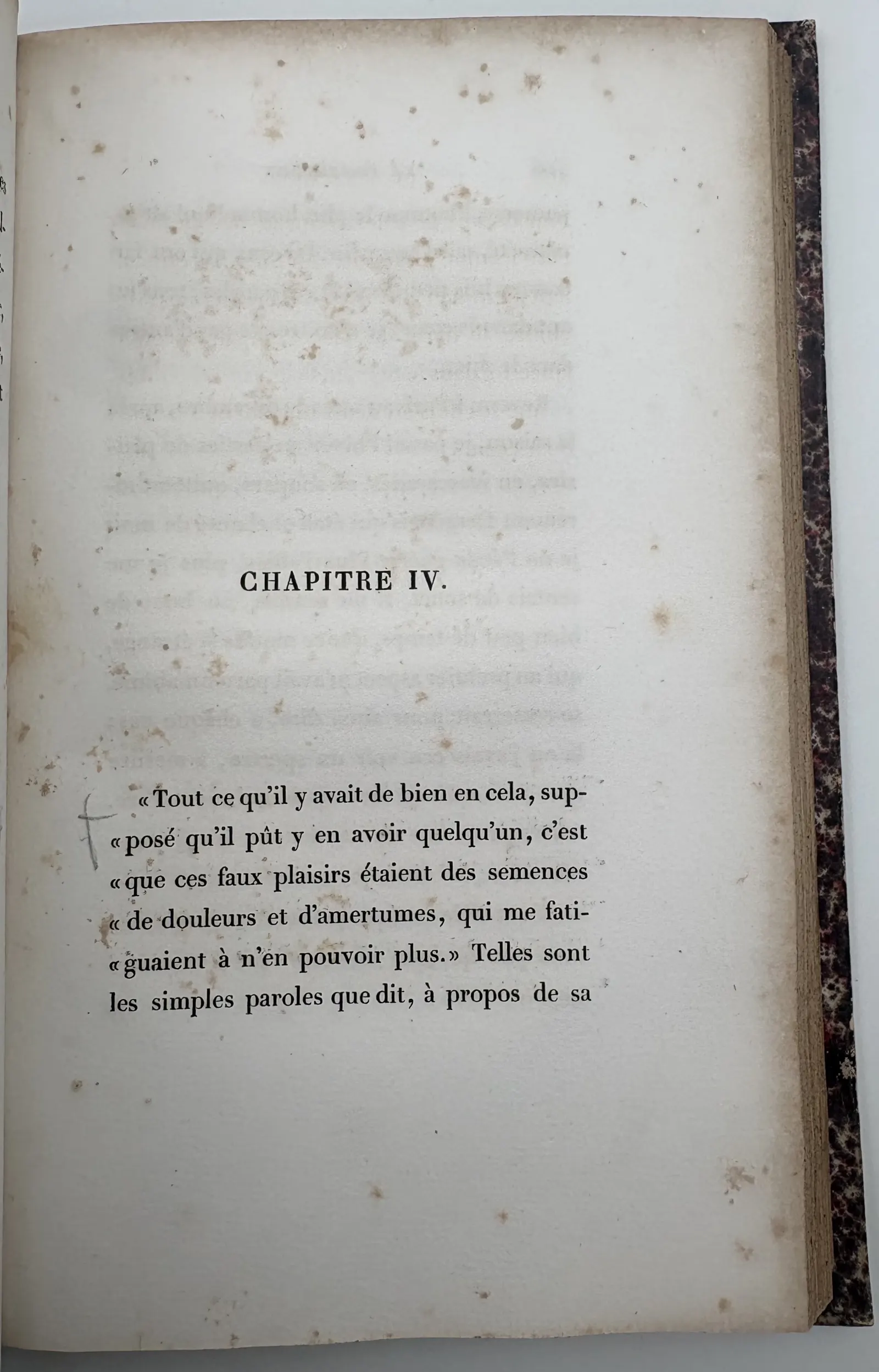 Chapitre IV — croix / accolade, marge gauche.