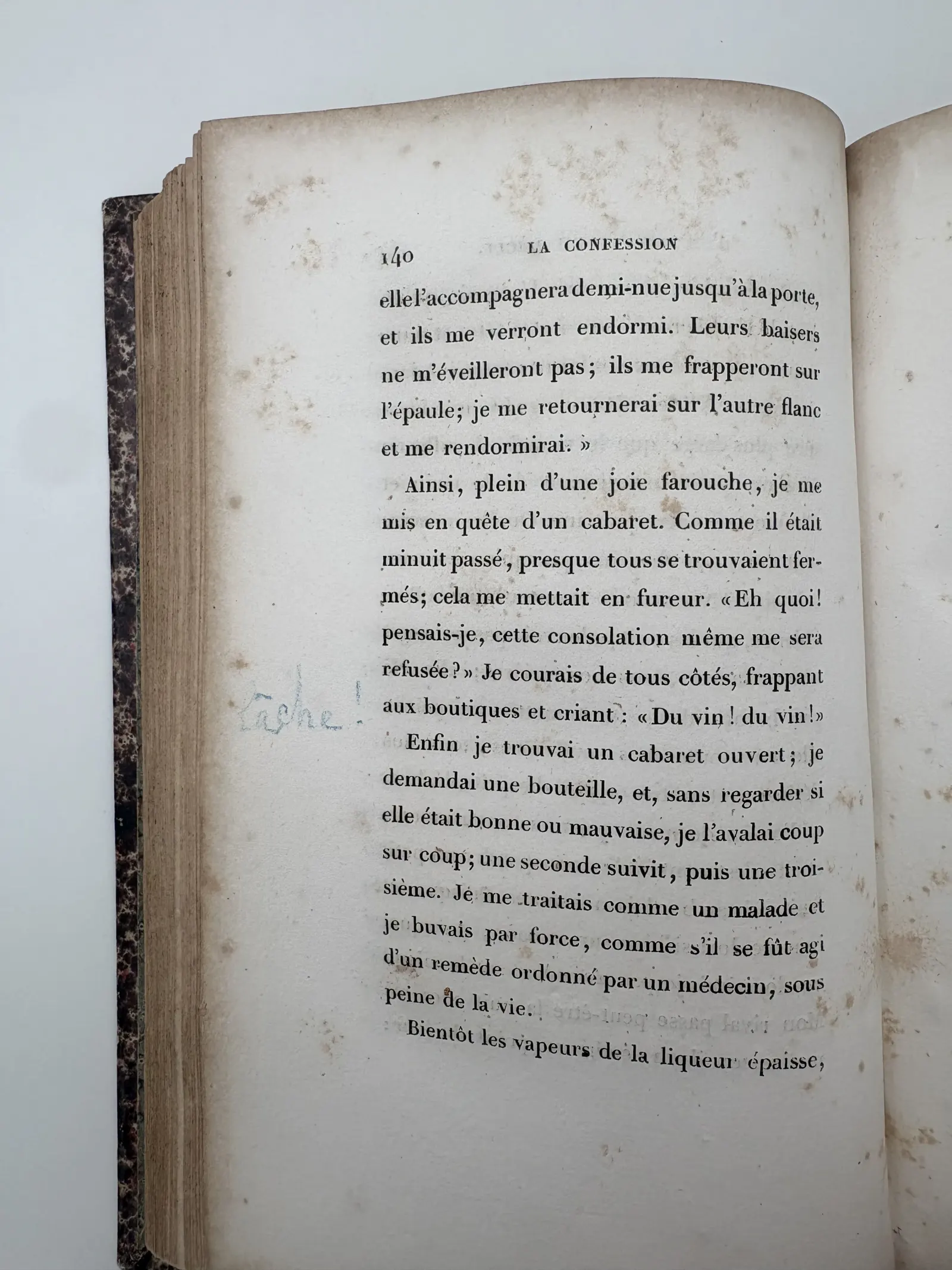 p. 140 — mot manuscrit bleu, marge gauche; lecture partielle (« alcool ? »).