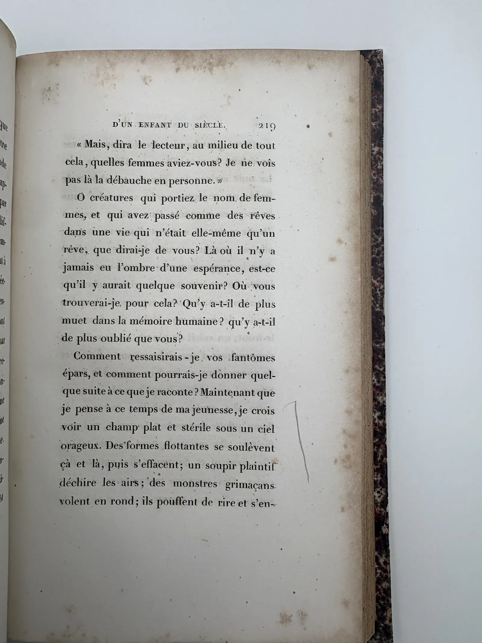 p. 219 — longue accolade, marge droite.