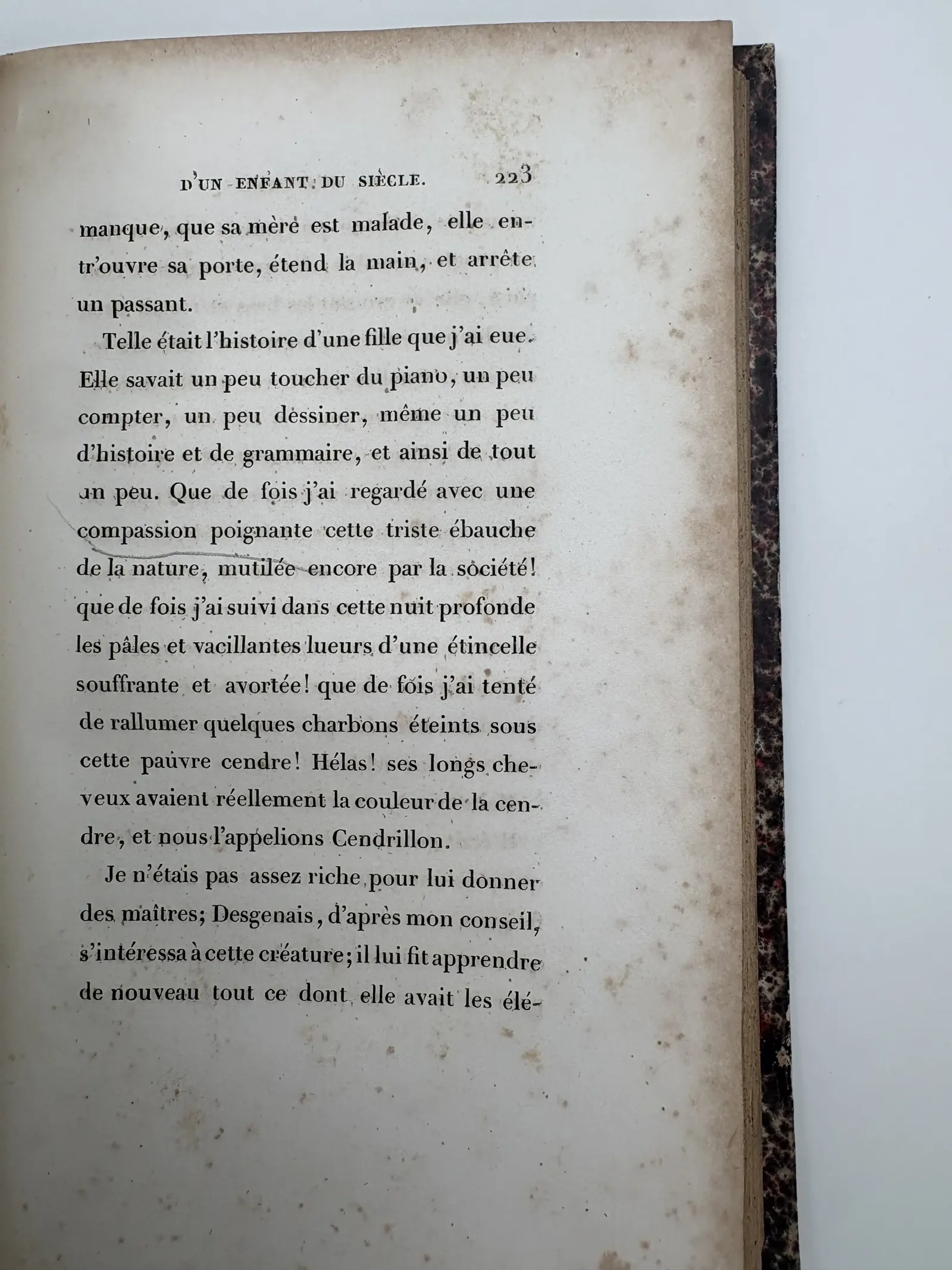 p. 223 — arc / trait au crayon, marge gauche.