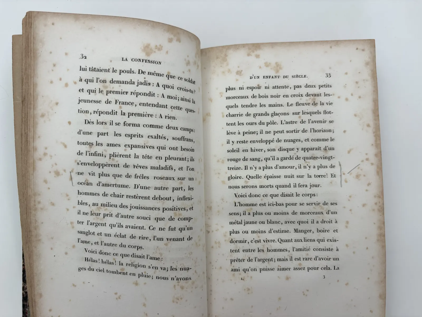 p. 32 — croix et trait vertical, marge gauche.